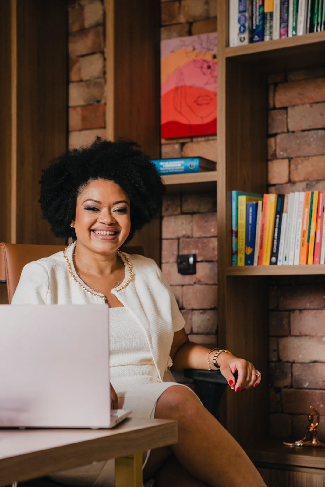Dra. Jaqueline da Mata no consultório em Belo Horizonte